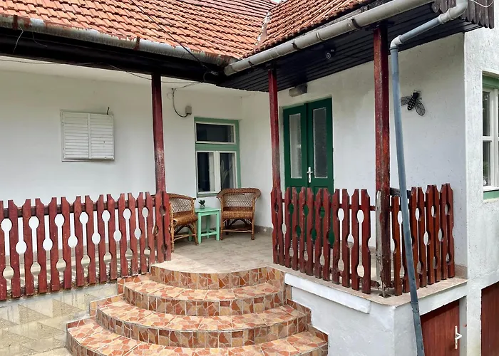 Nyaralo Emberi Case de vacanță