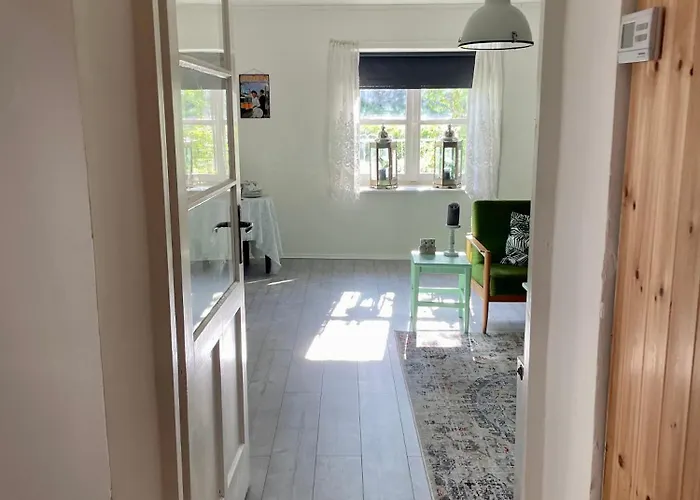 別荘 Nyaralo Emberi